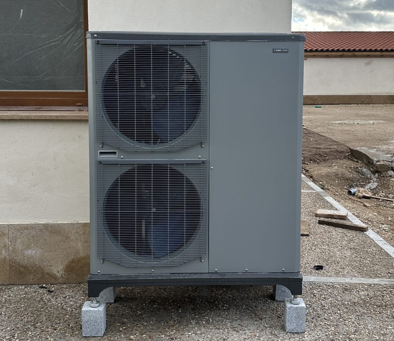 Unidad exterior de la marca Nibe instalada en Cilleruelo