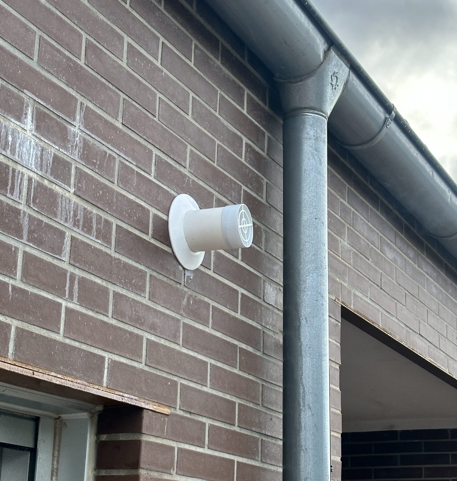 Salida de humos de caldera de gas en fachada de casa en Burgos