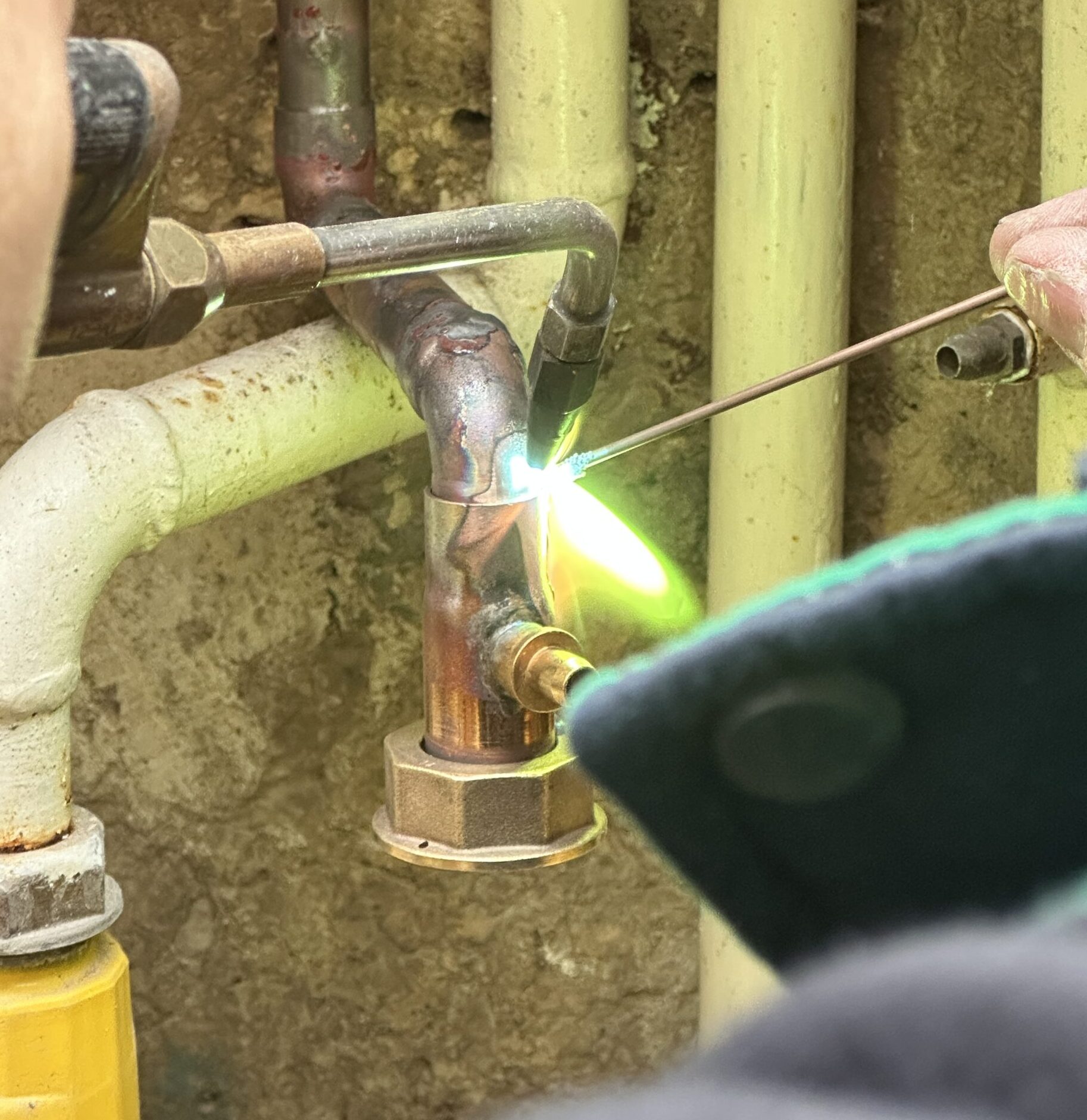 Trabajo de soldadura profesional en instalación de caldera en Burgos
