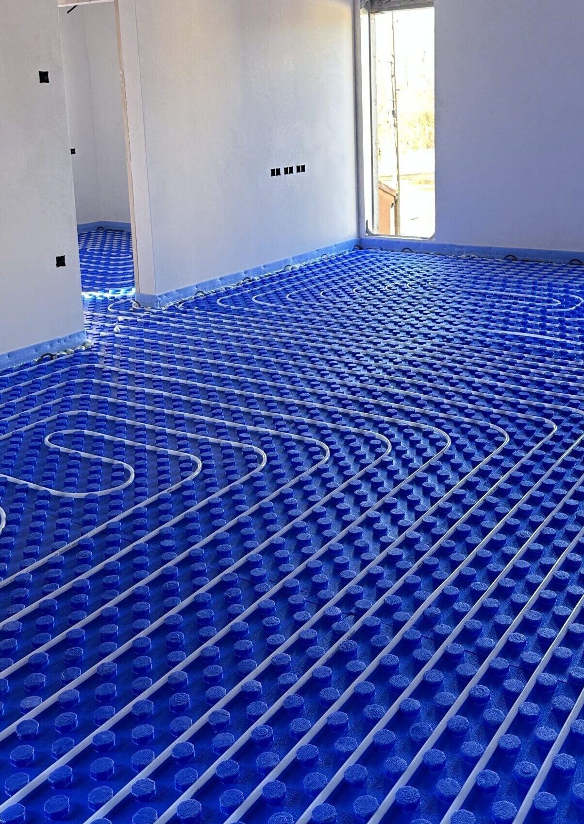 Suelo radiante apto para climatizar y producir frío en verano.