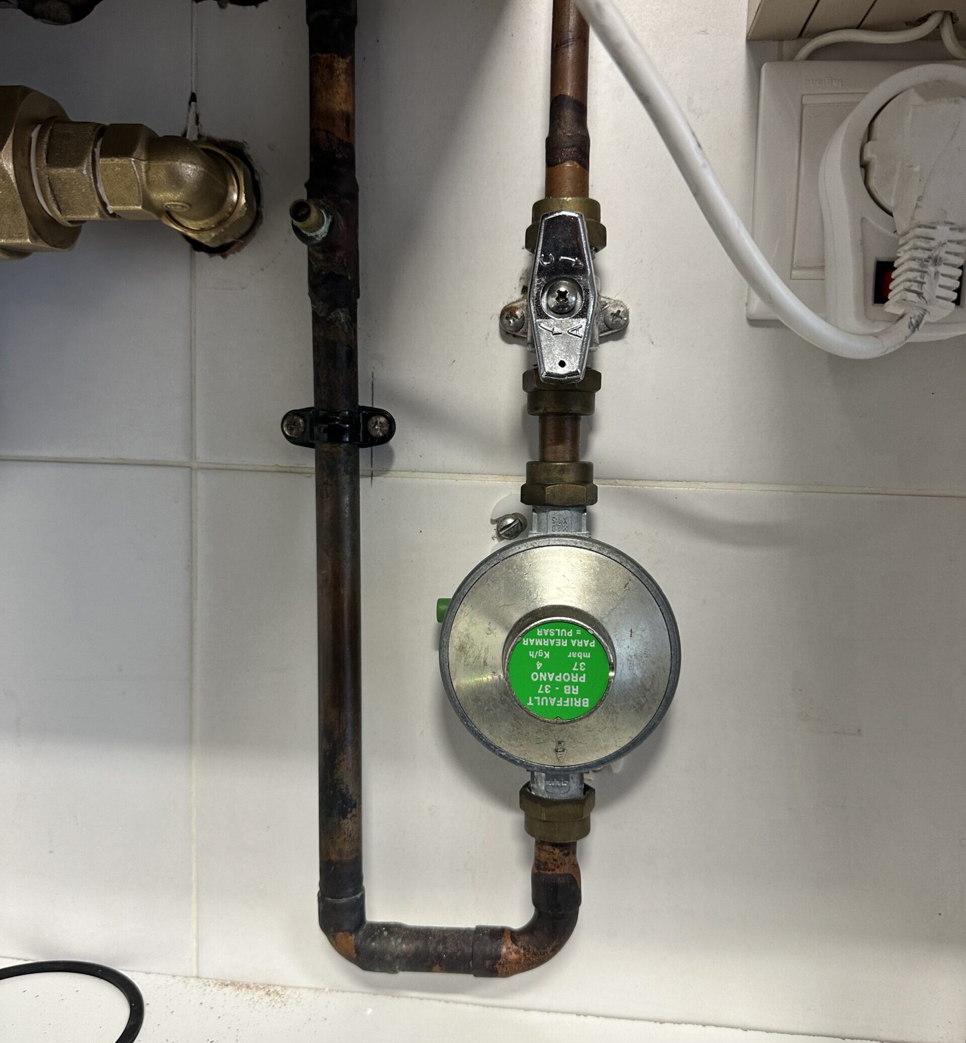 Regulador de caldera de gas listo para ser cambiado por error en parámetros de trabajo.