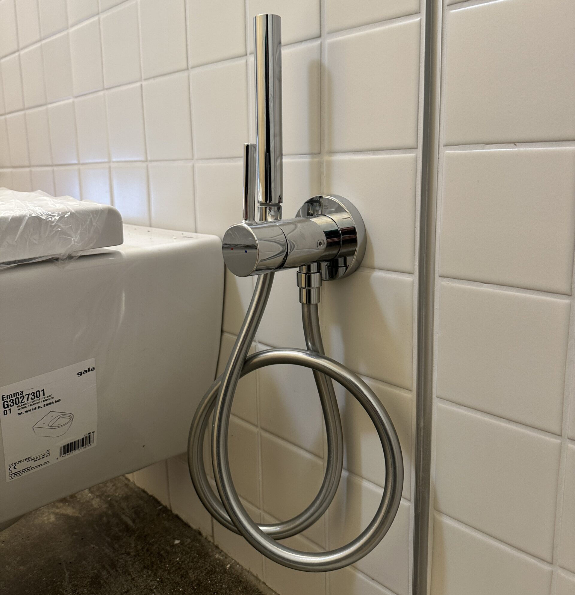 Montaje e instalación de grifo auxiliar de inodoro.