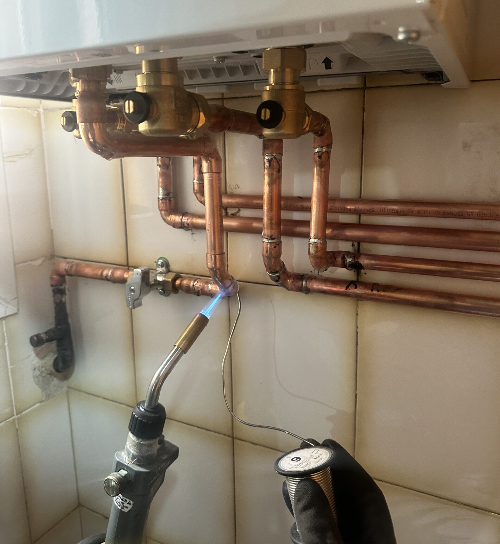 Soldadura de cobre para instalación de caldera de gas.