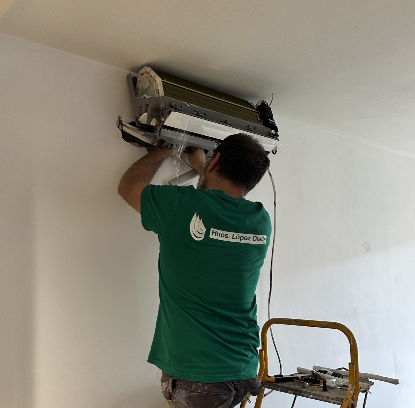 Montando split interior en vivienda duplex